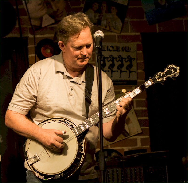 Dan Lakeman (AKA the "banjo man") picking a mean banjo.